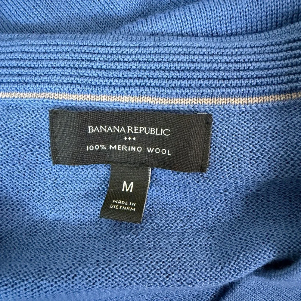Banana Republic V-Neck Merino Wool Knit Pullover Classic Lightweight Sweater
